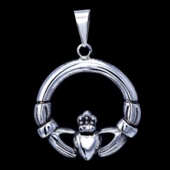 Prívesok strieborný, symbol priateľstva a vernosti (írsky symbol claddagh )